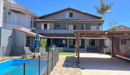 Sobrado Com 5 Dormitórios à Venda, 213 M² Por R$ 849.000,00 - Barra do Saí - Itapoá/sc