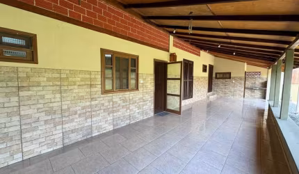 Casa á Venda Com uma Suíte - Barra do Saí