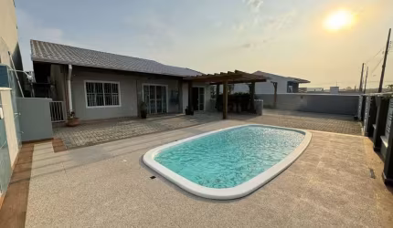 Casa com piscina, 4 quartos (1 suíte) - Barra do Saí