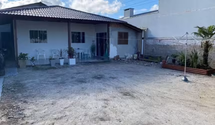 CASA COM EDÍCULA NO BALNEARIO CAMBIJU