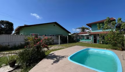 Casa com Piscina a 180 Metros da Praia, Barra do Saí