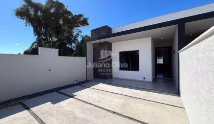 Com 2 suítes, piscina, lareira e jardim de inverno à 300m do mar