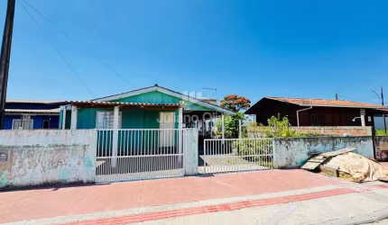 Casa Á Venda com Sobrado nos Fundos -  Barra do Saí
