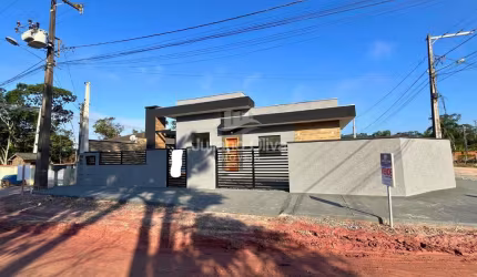 Moderno e bem localizado: Imóvel com piscina no centro de Itapoá