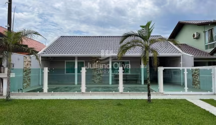 Casa com piscina na quadra do mar com 3 quartos à Venda. Brasilia - Itapoá/SC