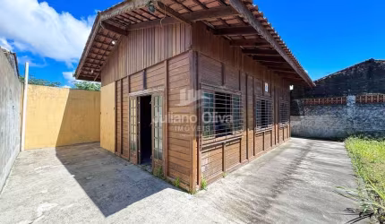 Casa de Madeira a 500 Metros da Praia, Barra do Saí