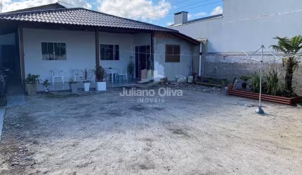 CASA COM EDÍCULA NO BALNEARIO CAMBIJU
