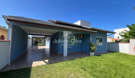 Casa com piscina a apenas 80mts da praia de Itapoá