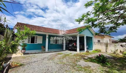 Casa com Piscina à 430 Metros do Mar na Barra do Saí
