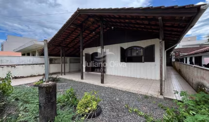 Casa Mista a 190  Metros da Praia, Barra do Saí