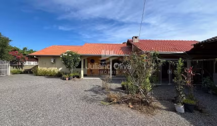 Terreno de 720m² composto por 3 kitnetes, Barra do Saí - Itapoá/SC