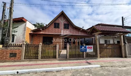 Casa á Venda na região central - Itapema do Norte