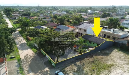 Casa com amplo espaço de terreno na praia de Itapoá