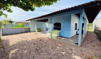 Casa com 03 dormitórios, á 450 metros da praia.