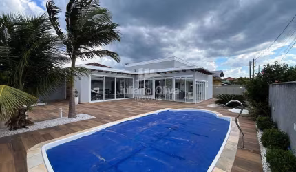 Casa com Piscina a 100 Metros do Mar - Barra do Saí