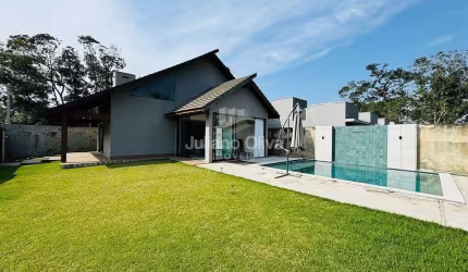 Casa de Alto Padrão com Piscina, Mariluz - Itapoá
