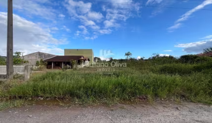 Terreno à 800m da praia, na Barra do Saí