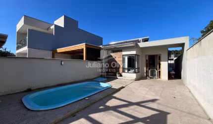 Casa com piscina à 360m da praia, na Barra do Sai