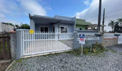Casa à Venda na Barra do Saí