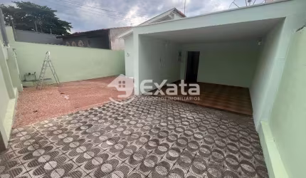 Ampla casa térrea com quintal arborizado .