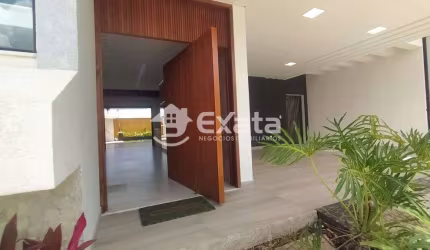 Sobrado com 03 suítes, 4 vagas de garagem e piscina