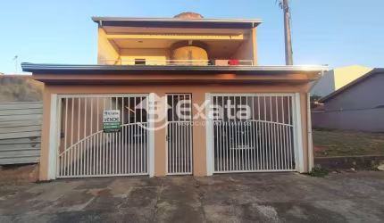 Casa com 03 quartos, sendo uma suíte