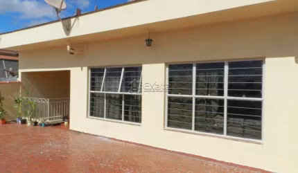 Casa com salão para venda na Vila Jardini