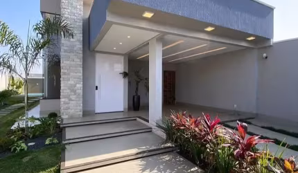 Casa com piscina, iluminada e espaçosa
