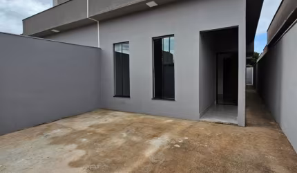 Casa toda no porcelanato com box nos banheiros
