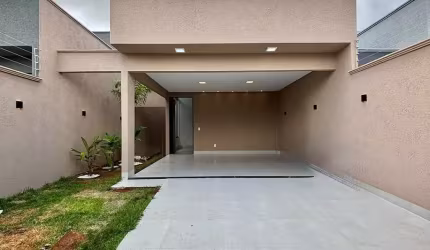 Linda casa com piscina  bem iluminada
