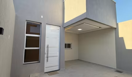 Linda casa com garagem, só te aguardando