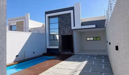 CASA COM PISCINA E BEM BONITA