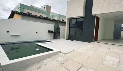 Linda casa com piscina, ótimo padrão de imóvel