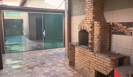 Linda casa linear 3 quartos, área gourmet, 50 metros da praia - Barra de São João