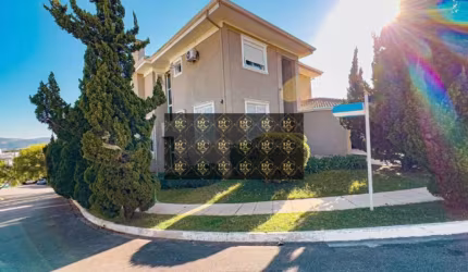 Casa de Luxo em Condomínio Fechado - 4 Suítes, Piscina e Vista Panorâmica - Alphaville/SP