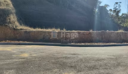 Terreno em declive à venda no bairro Rio Branco em Brusque/SC