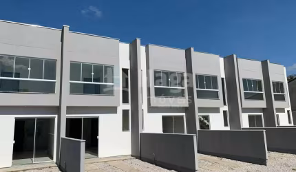 Sobrado geminado à venda no bairro Tomaz Coelho em Brusque/SC