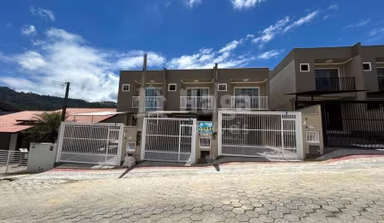Sobrado geminado à venda no bairro São João em Brusque/SC
