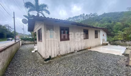 Casa em terreno amplo à venda em Nova Trento/SC