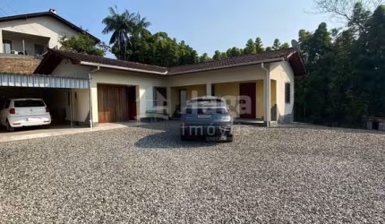 Casa à venda no bairro Centro em Guabiruba/SC