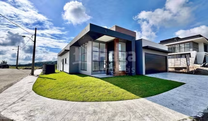 Casa alto padrão à venda no bairro Azambuja em Brusque/SC