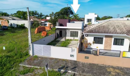 Casa com 03 quartos (01 suíte) a 490 metros da praia no Balneário Rainha do Mar
