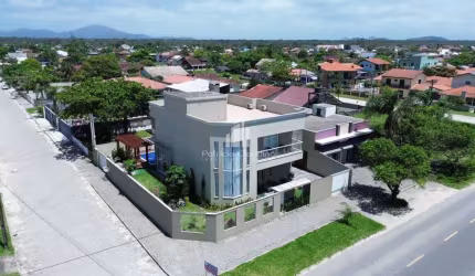 Sobrado de alto padrão com piscina e 436m², construído sobre terreno de 720m²