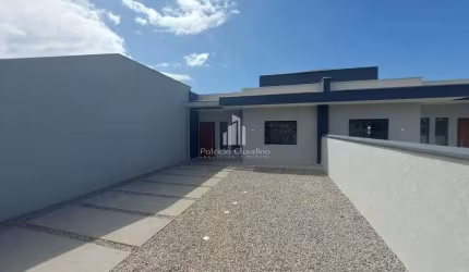 Casa 02 dormitórios (sendo 01 suíte), com amplo espaço de terreno no balneário São José