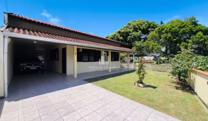Excelente casa com 03 quartos (01 suíte), com amplo espaço de terreno a 170 metros da praia