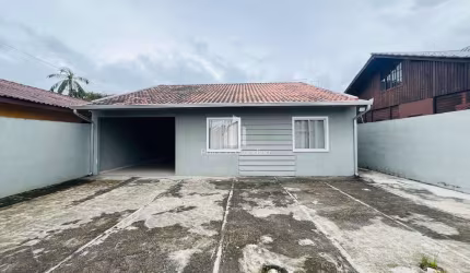Casa Com 03 Dormitórios E Amplo Espaço De Terreno!
