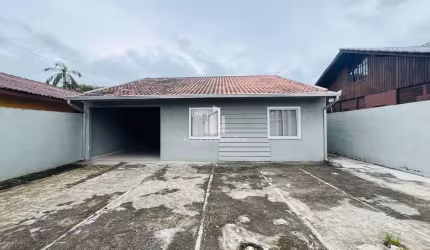 Casa Com 03 Dormitórios E Amplo Espaço De Terreno!