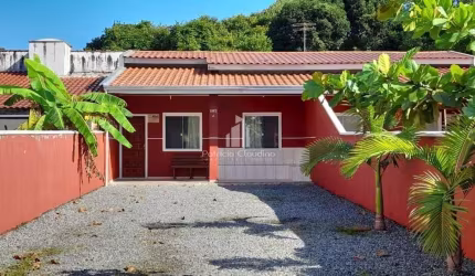 Casa 02 dormitórios,  á 200 metros da praia, aceita financiamento bancário.