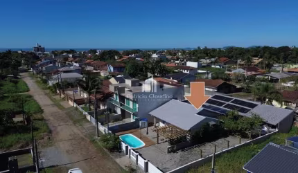 Casa com 04 dormitórios (01 Suíte) + edícula com churrasqueira, e lote de 540m²