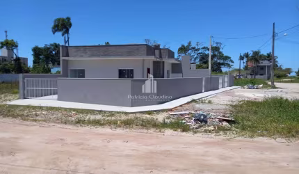 Casa De Esquina, 02 Dormitórios (Sendo 01 Suíte), Com Piscina!